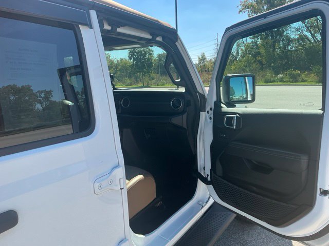 Used 2022 Jeep Wrangler Unlimited Sahara w/ LED Lighting Group AWD/4WD image 18