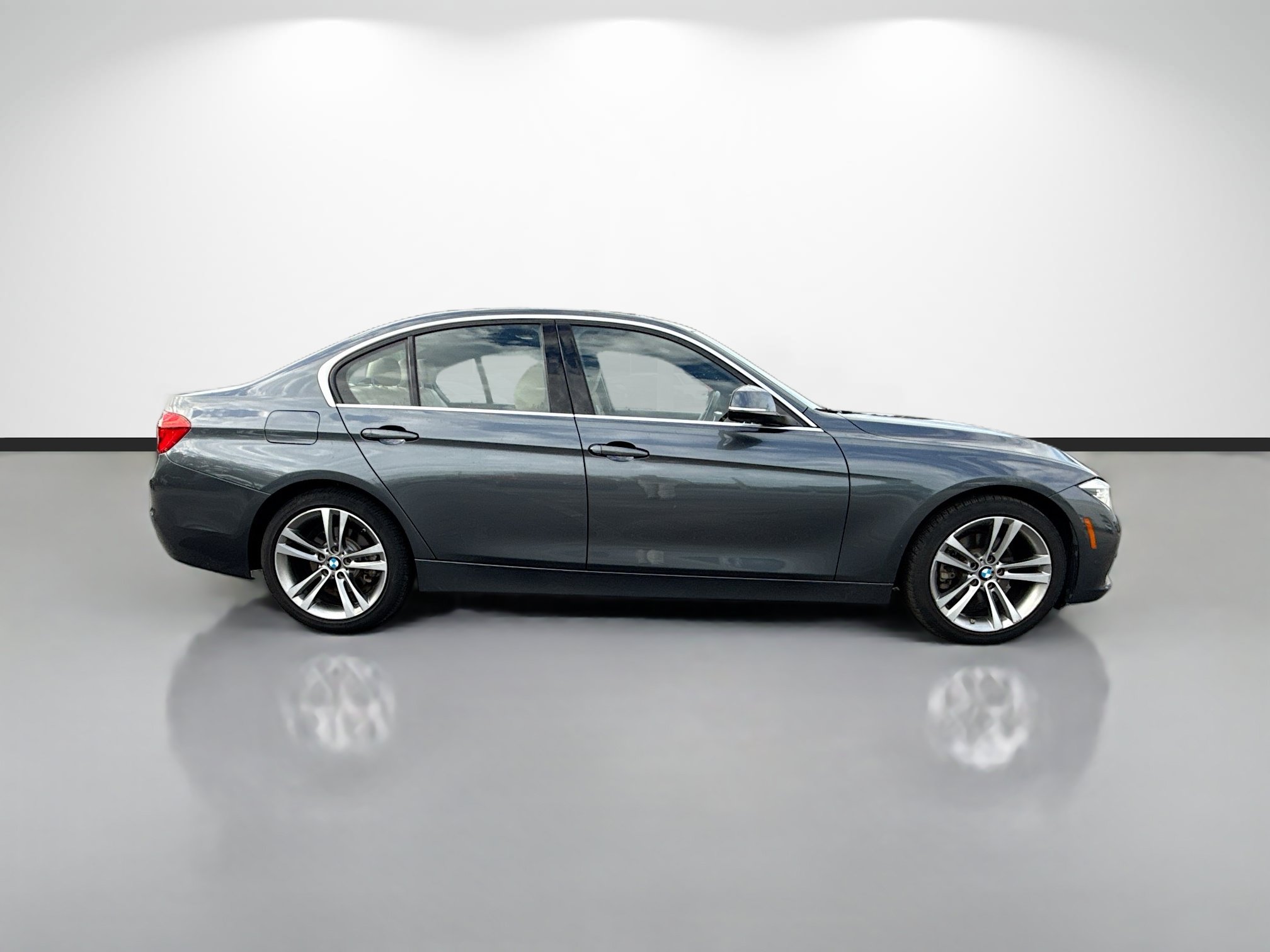 Used 2017 BMW 330i Sedan RWD image 2