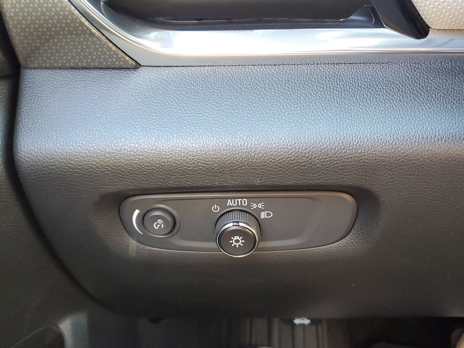 Used 2022 Chevrolet Traverse Premier FWD image 24