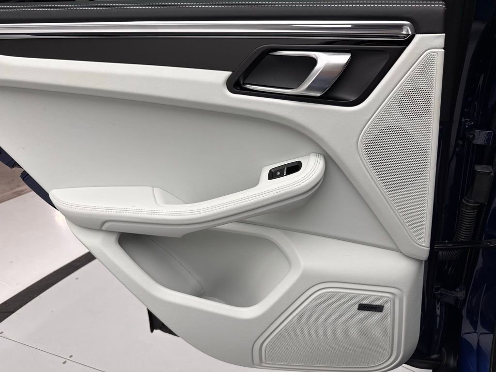 Certified 2025 Porsche Macan image 28