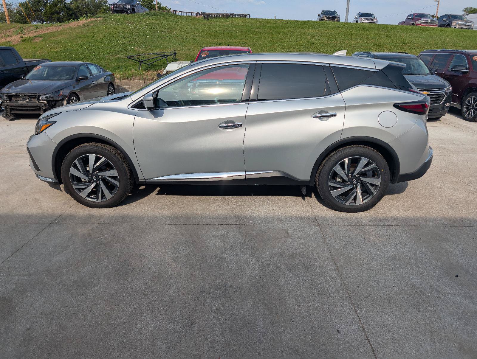 Used 2024 Nissan Murano SL w/ Cargo Package FWD image 2