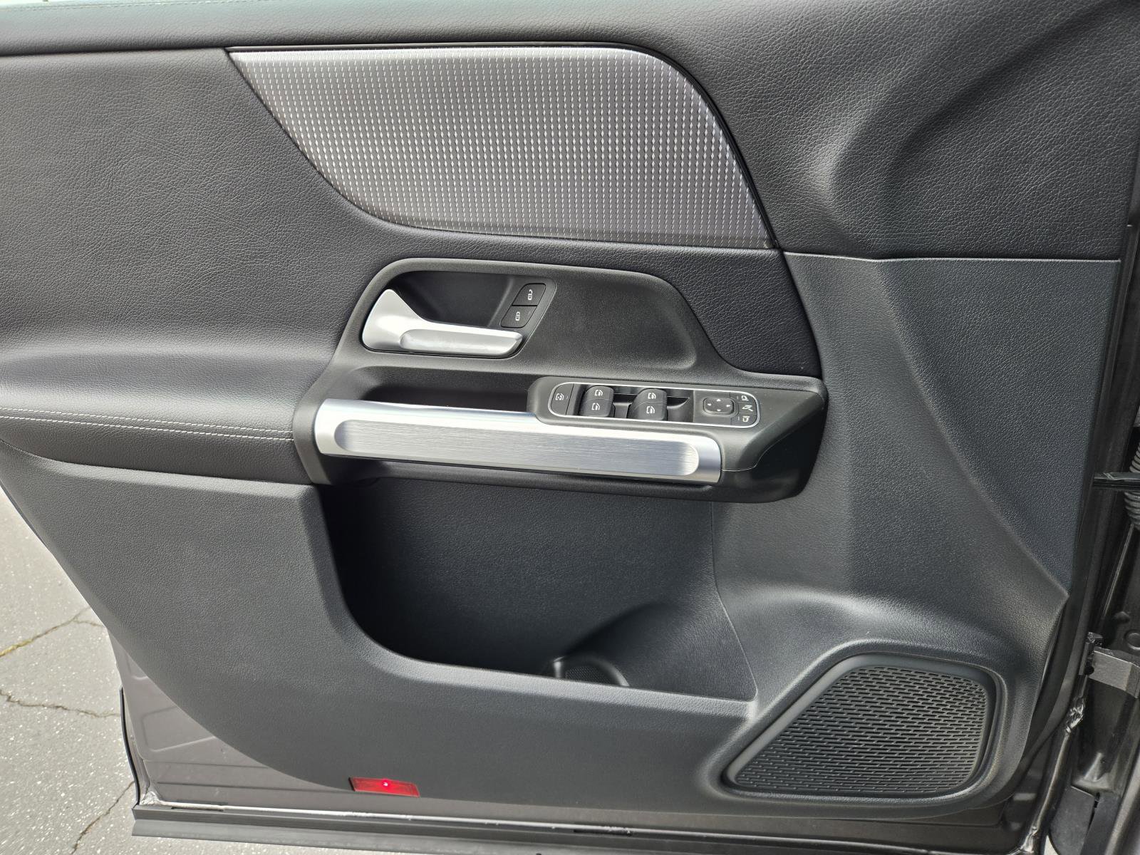 Used 2022 Mercedes-Benz GLB 250 4MATIC w/ Premium Package Lite image 19