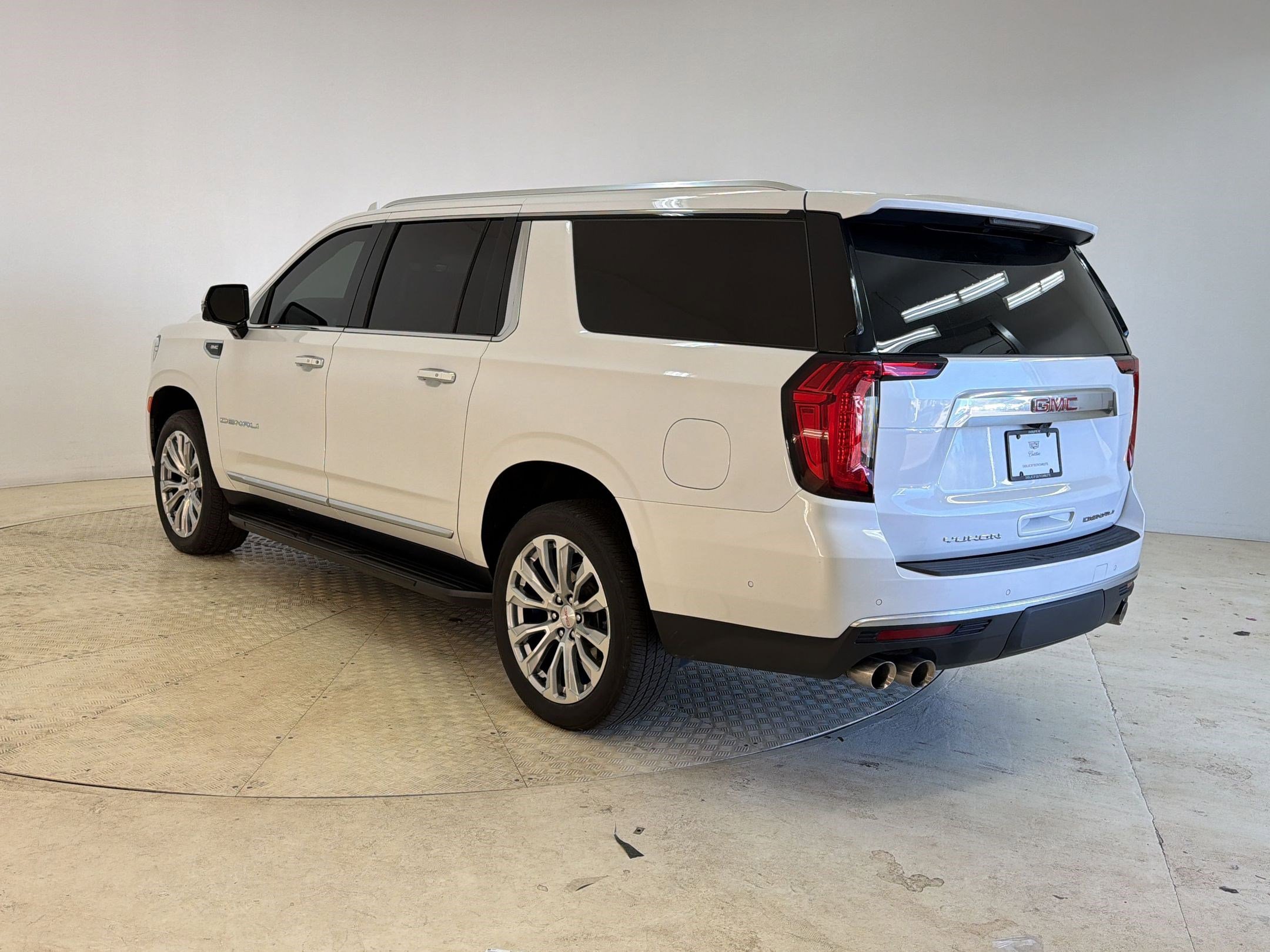 Used 2024 GMC Yukon XL Denali w/ Advanced Technology Package image 3