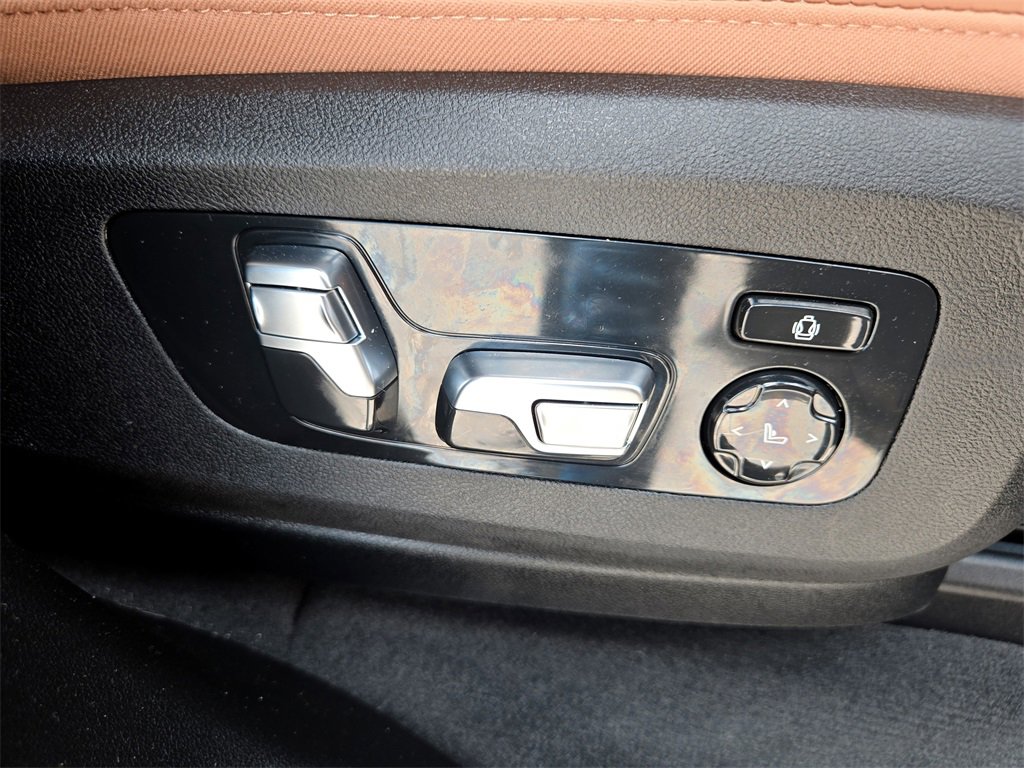 Used 2025 BMW X7 xDrive40i w/ M Sport Package image 29