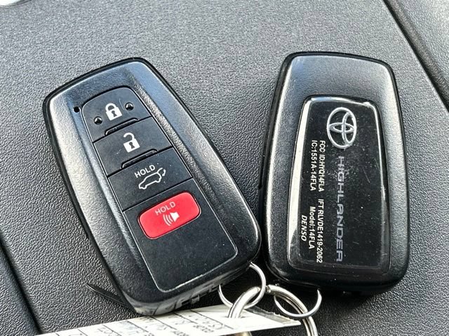 Used 2022 Toyota Highlander XLE AWD/4WD image 85
