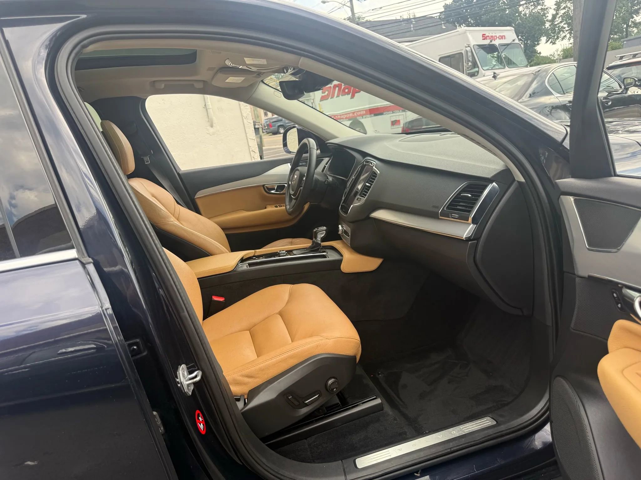 Used 2016 Volvo XC90 T6 Momentum AWD/4WD image 27