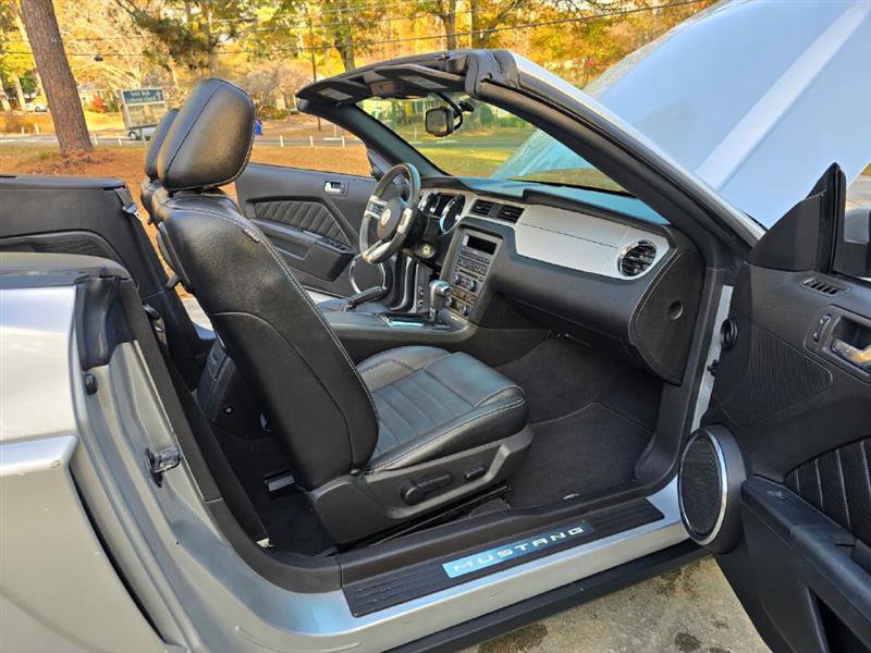 Used 2010 Ford Mustang Convertible image 24