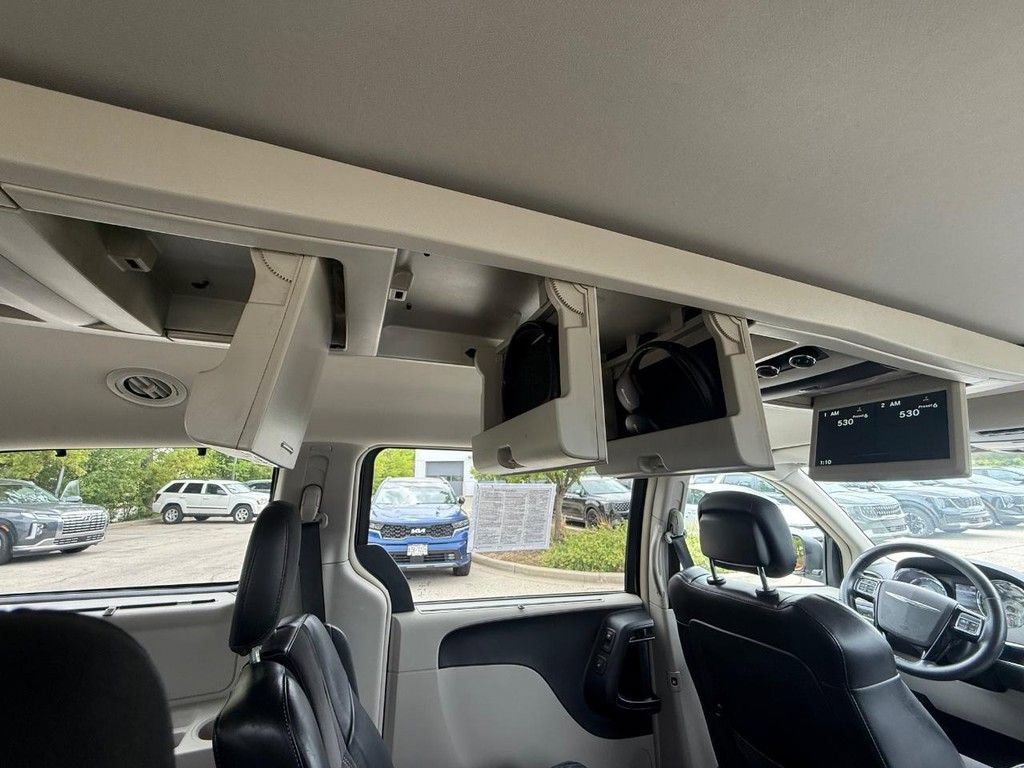 Used 2014 Chrysler Town & Country Touring-L FWD image 15