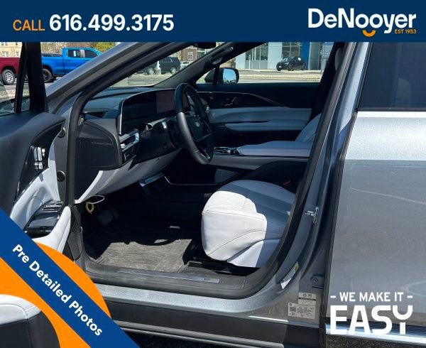 Used 2024 Cadillac Lyriq Luxury AWD/4WD image 6