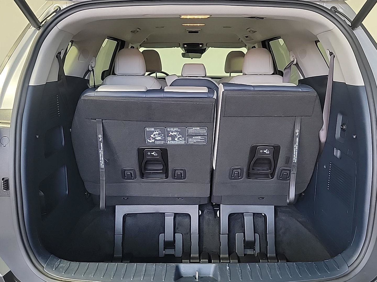Used 2026 Kia Carnival EX FWD image 7