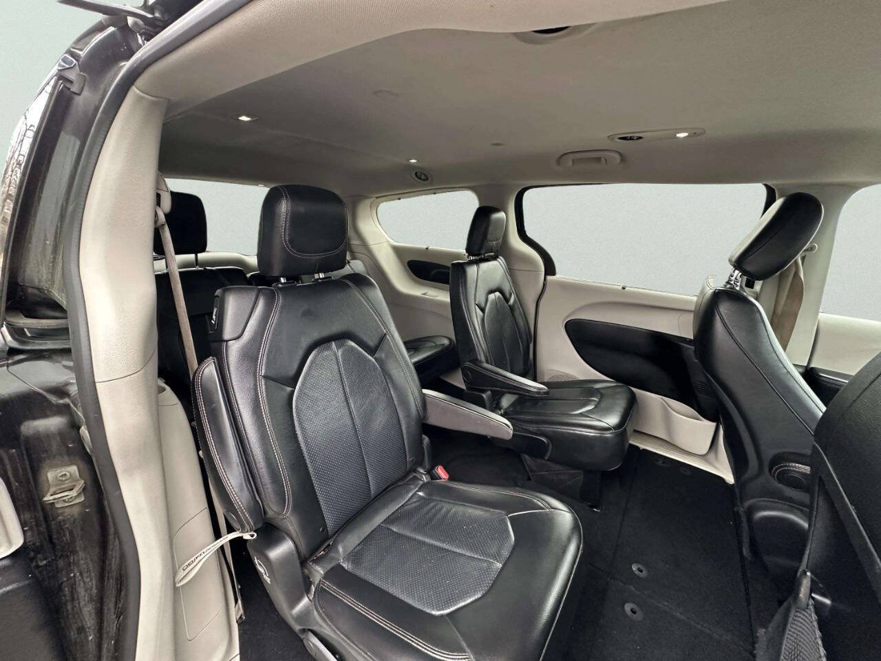 Used 2019 Chrysler Pacifica Touring-L FWD image 17