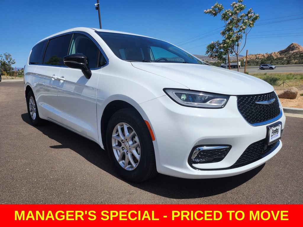 Used 2024 Chrysler Pacifica Touring-L FWD image 3