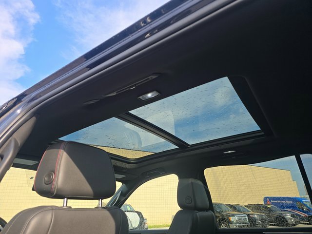 Used 2022 Chevrolet Suburban RST w/ Luxury Package image 15