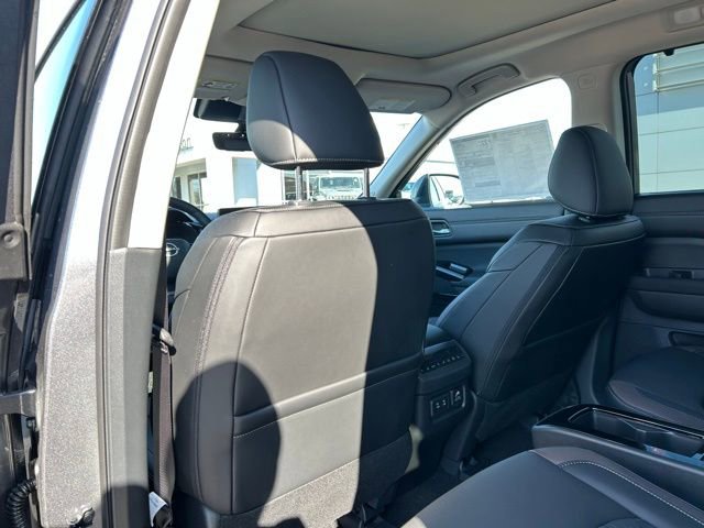 New 2026 Nissan Pathfinder Platinum image 18