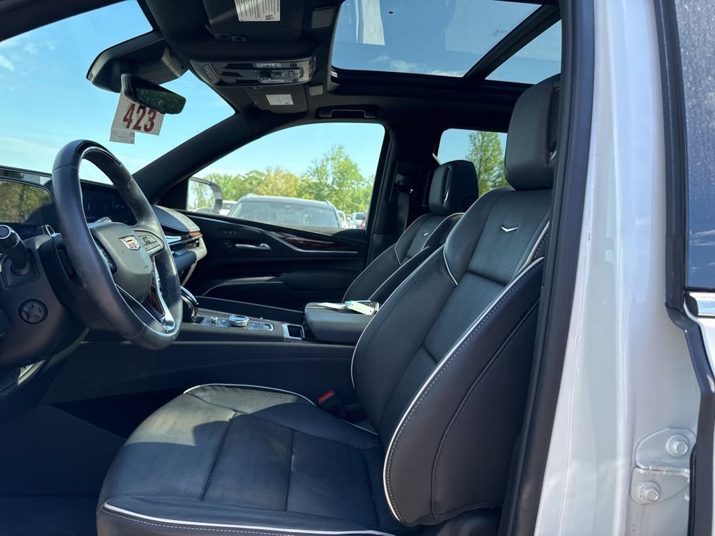Used 2024 Cadillac Escalade Premium Luxury AWD/4WD image 5