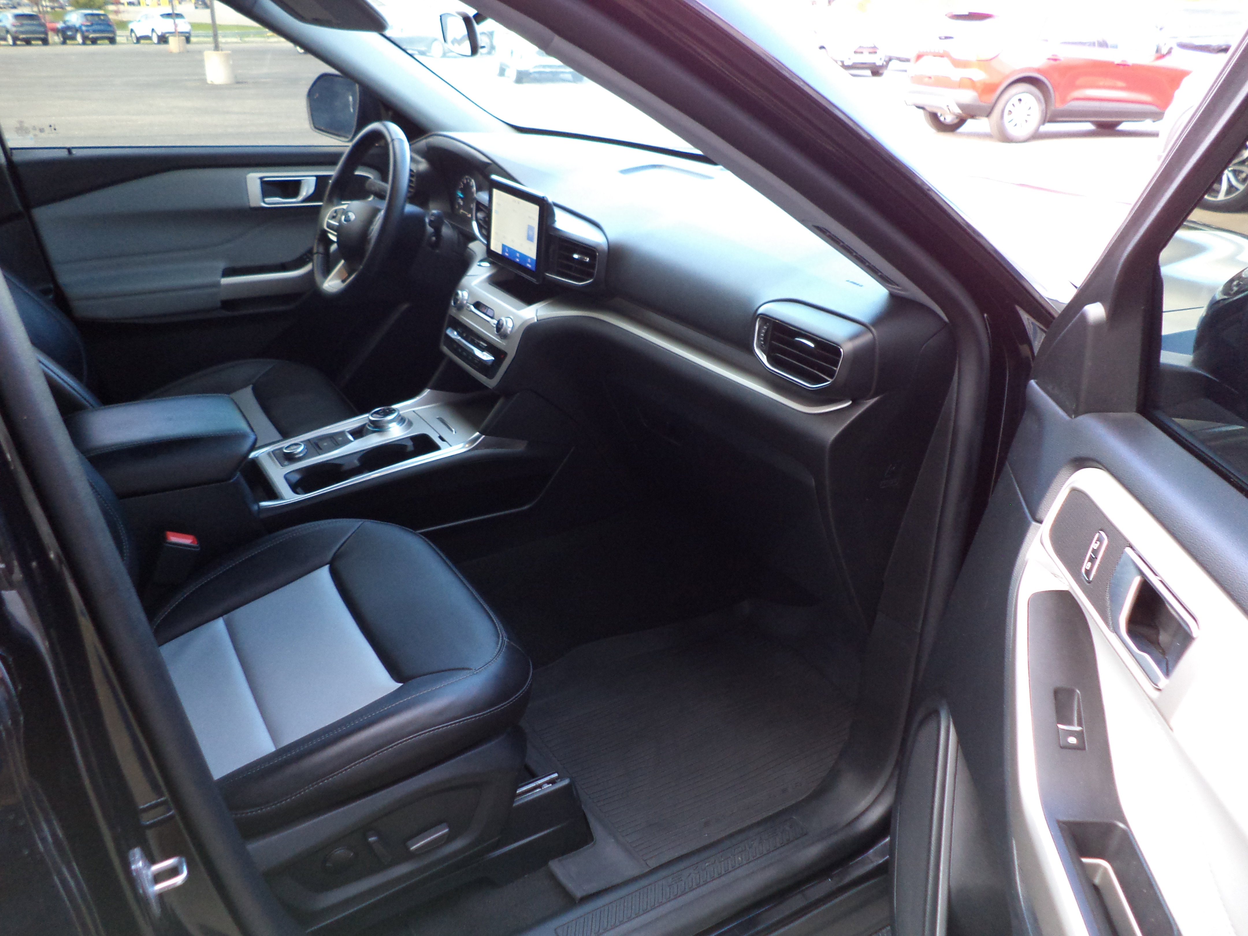 Used 2023 Ford Explorer XLT w/ Equipment Group 202A image 8