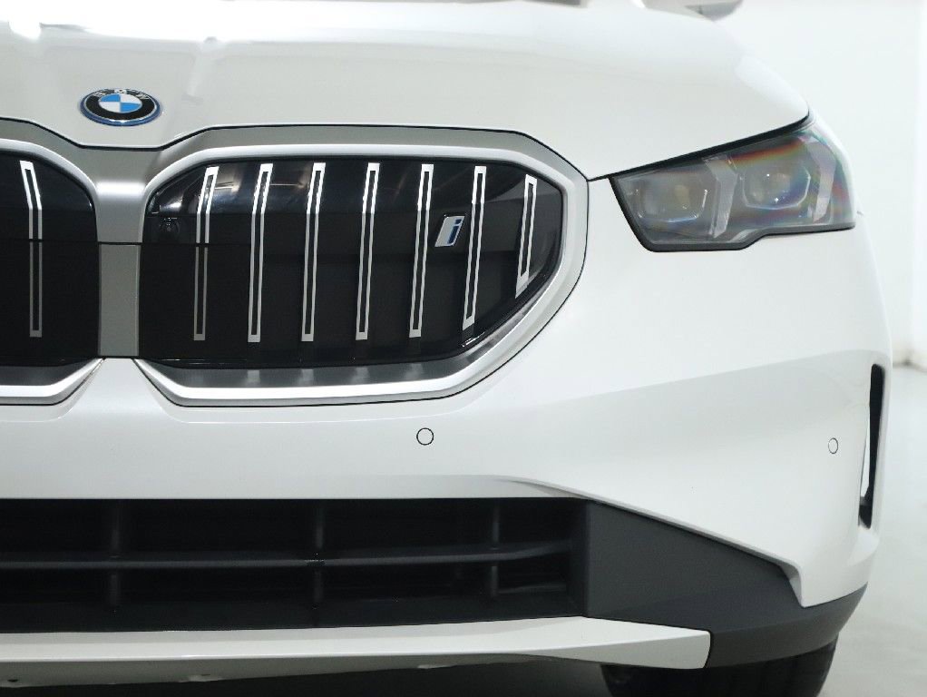 Used 2025 BMW i5 xDrive40 w/ Premium Package image 9