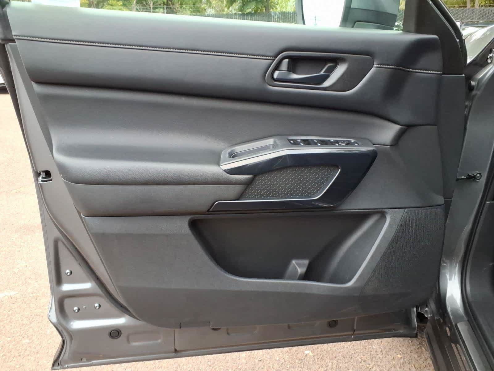 Used 2024 Nissan Pathfinder SV w/ SV Premium Package FWD image 14