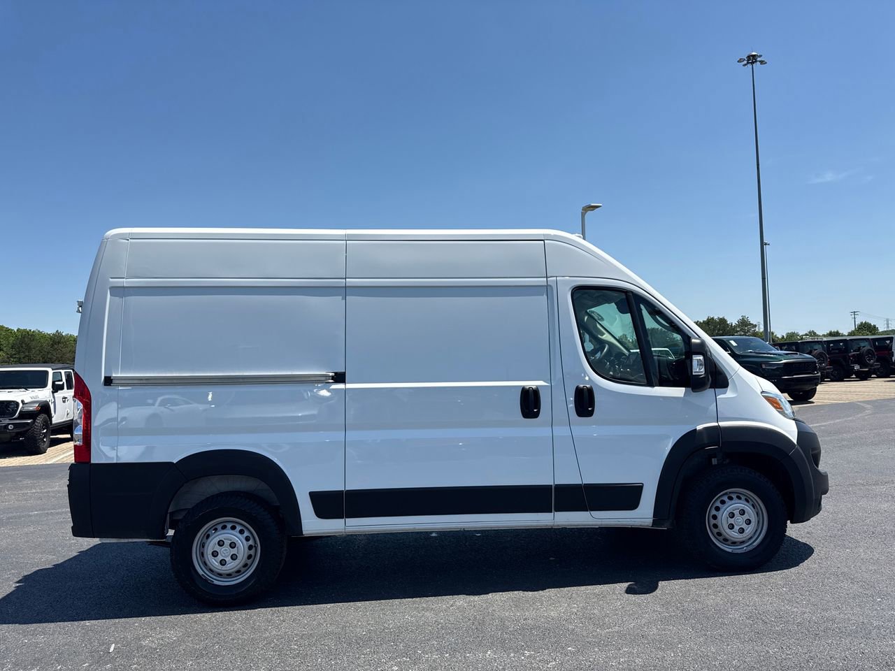 Used 2024 RAM ProMaster 2500 w/ Convenience Group FWD image 2