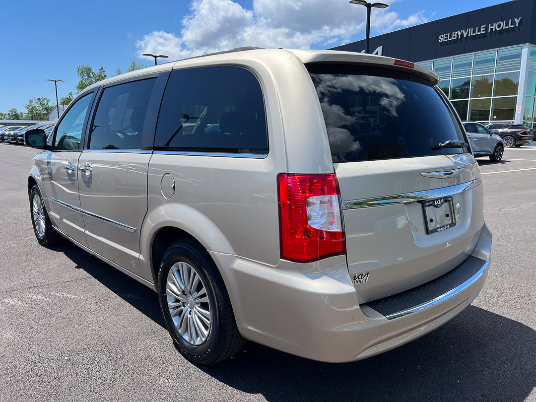 Used 2013 Chrysler Town & Country Touring-L w/ Driver Convenience Group FWD image 3