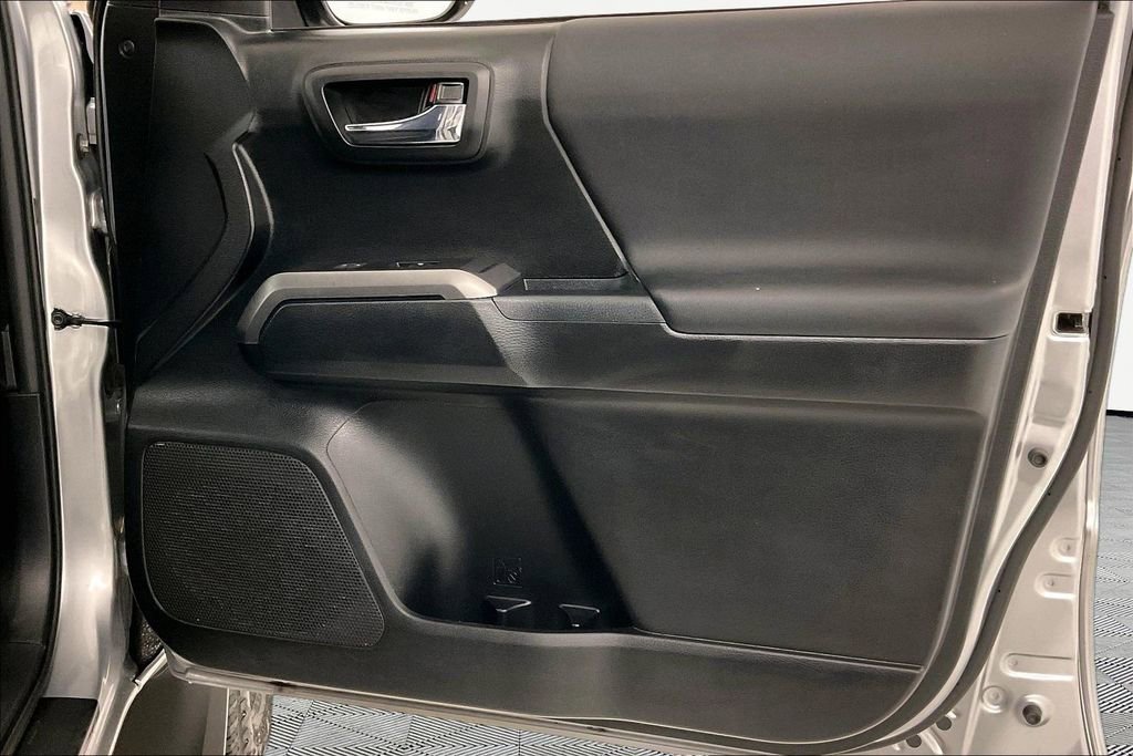 Used 2017 Toyota Tacoma TRD Off-Road w/ Premium & Technology Package image 23