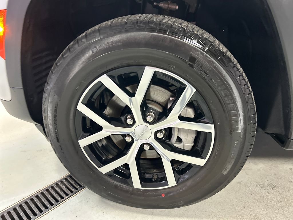 Used 2025 Jeep Grand Cherokee Limited image 9