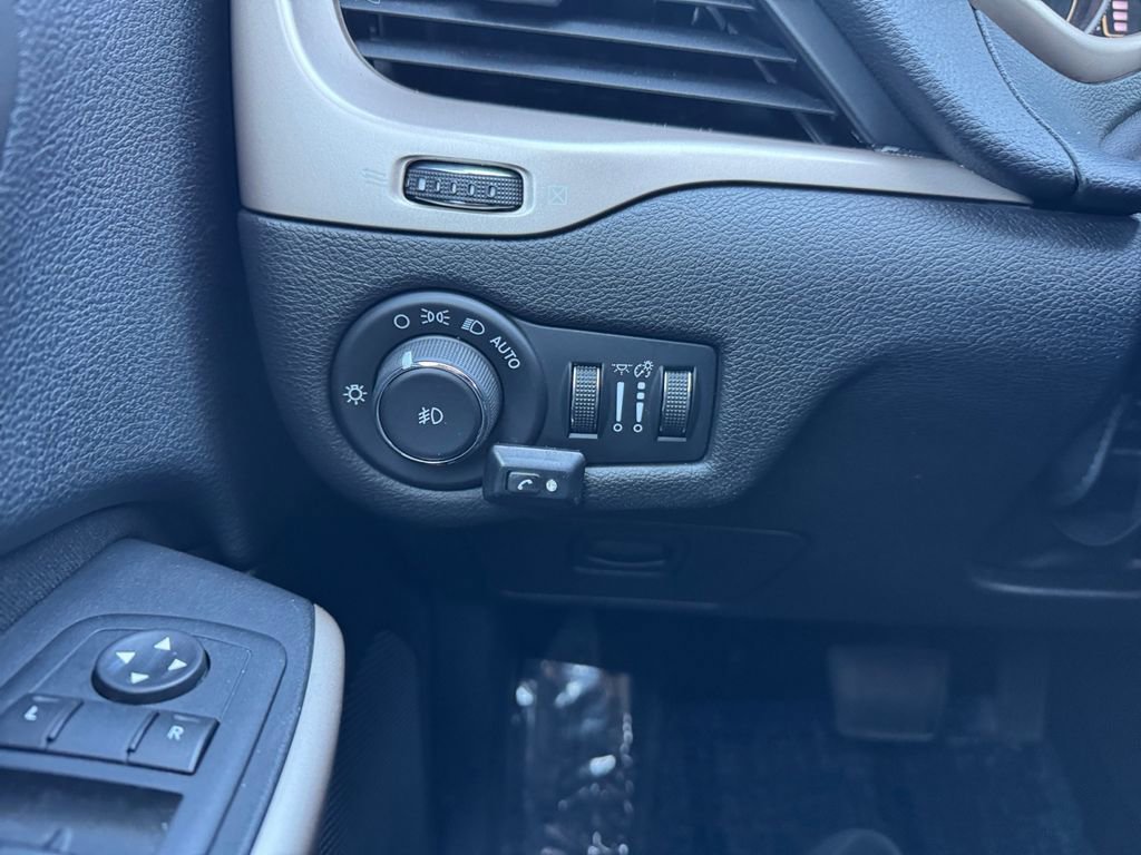 Used 2018 Jeep Cherokee Latitude image 28