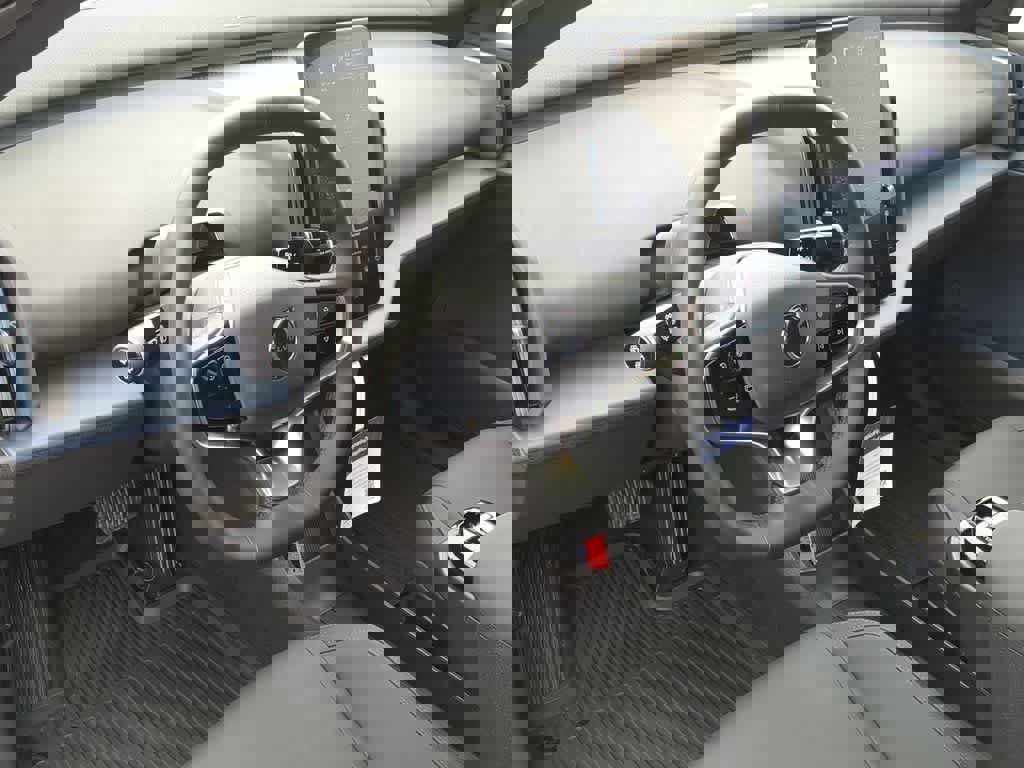 Used 2025 Volvo EX30 Plus w/ Protection Package Premier image 2