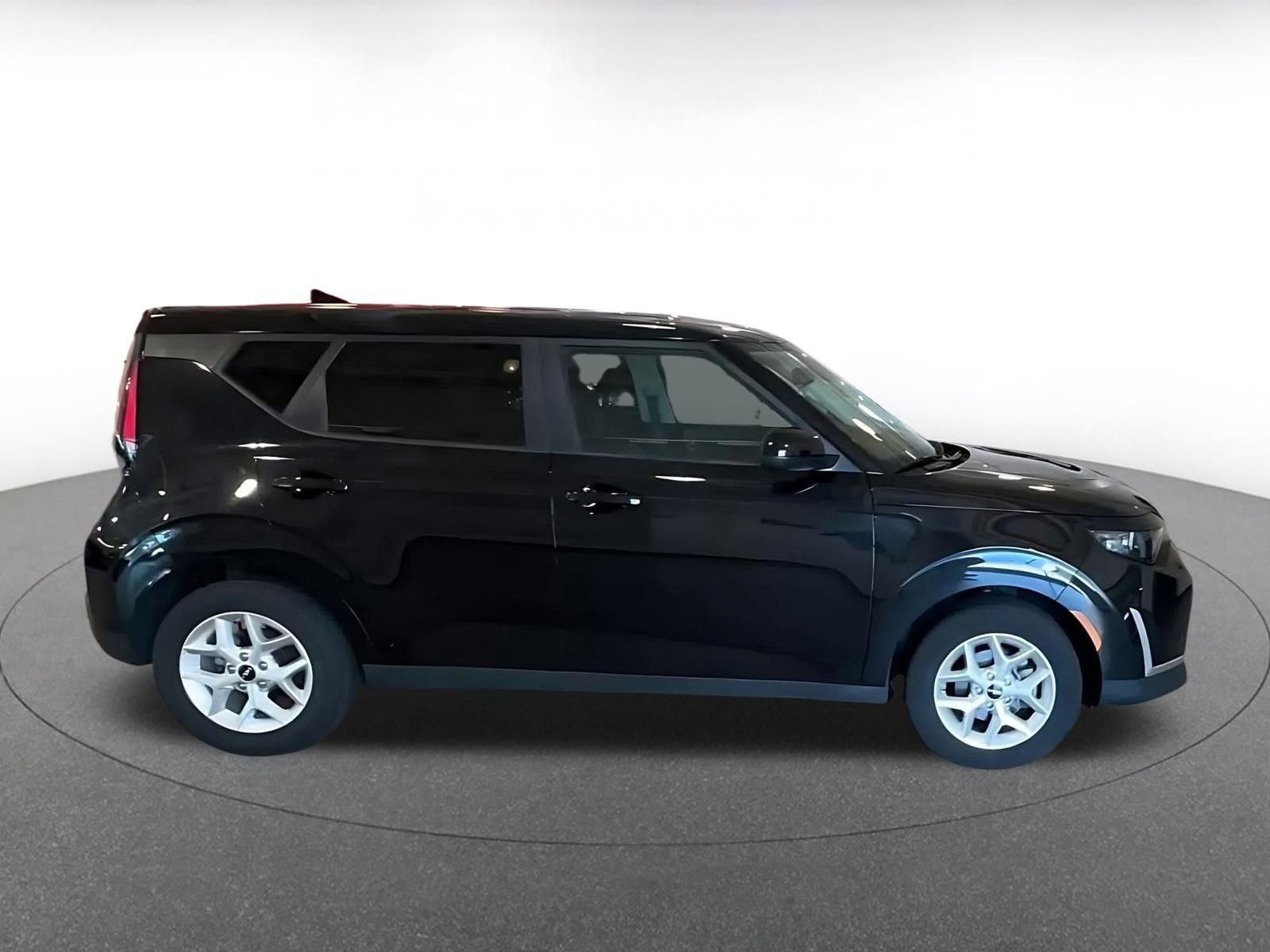 Used 2025 Kia Soul LX w/ LX Technology Package FWD image 14
