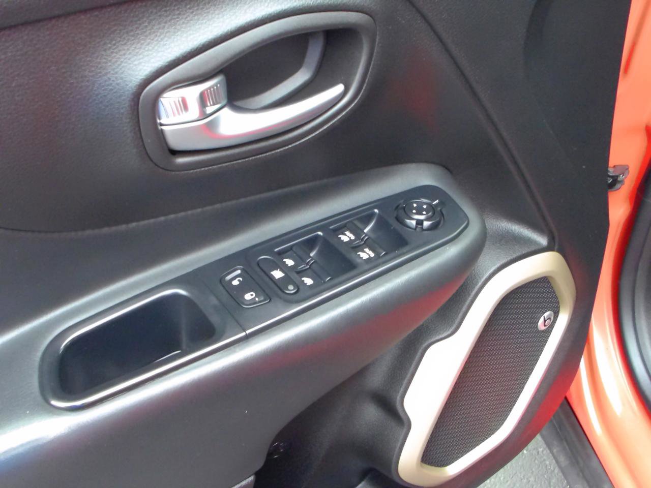 Used 2016 Jeep Renegade Limited image 12