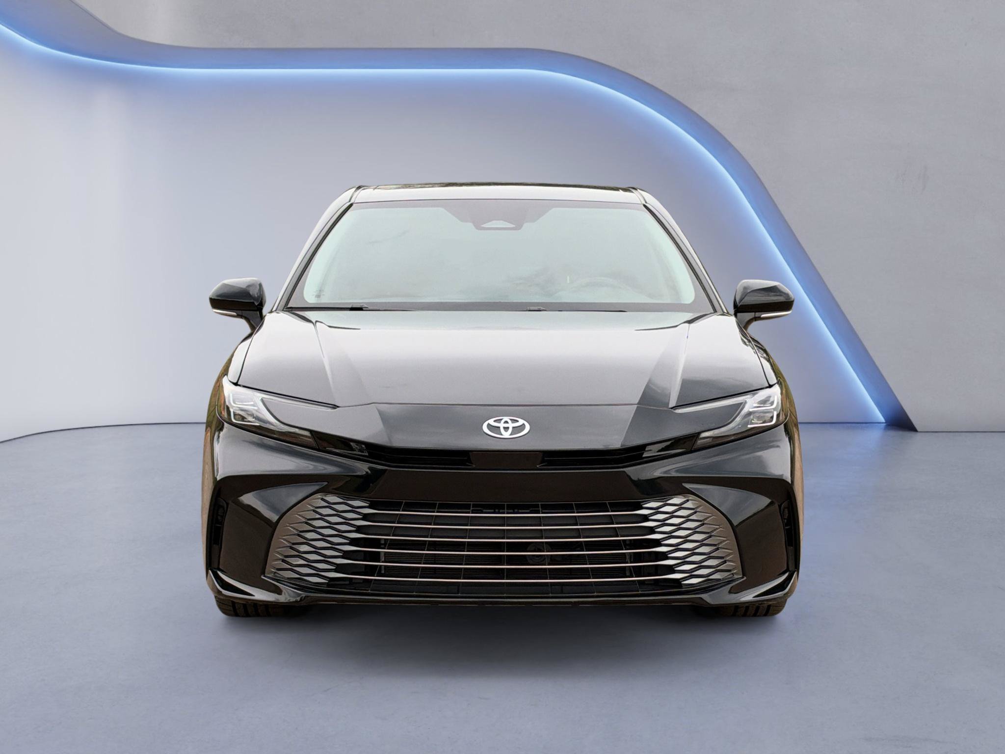 Used 2025 Toyota Camry XLE FWD image 2