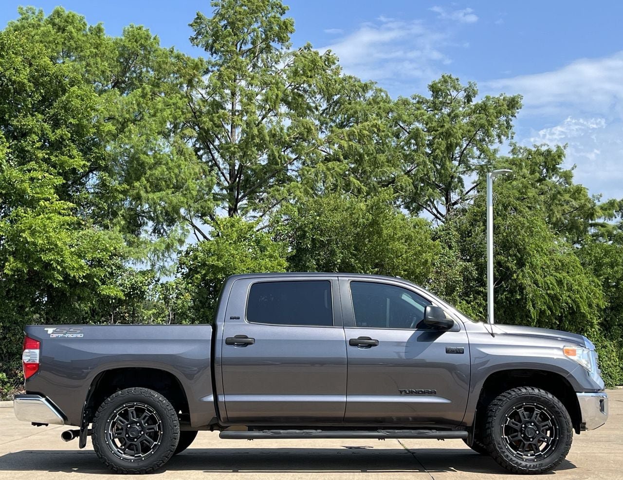 Used 2017 Toyota Tundra SR5 w/ SR5 Upgrade Package RWD image 3