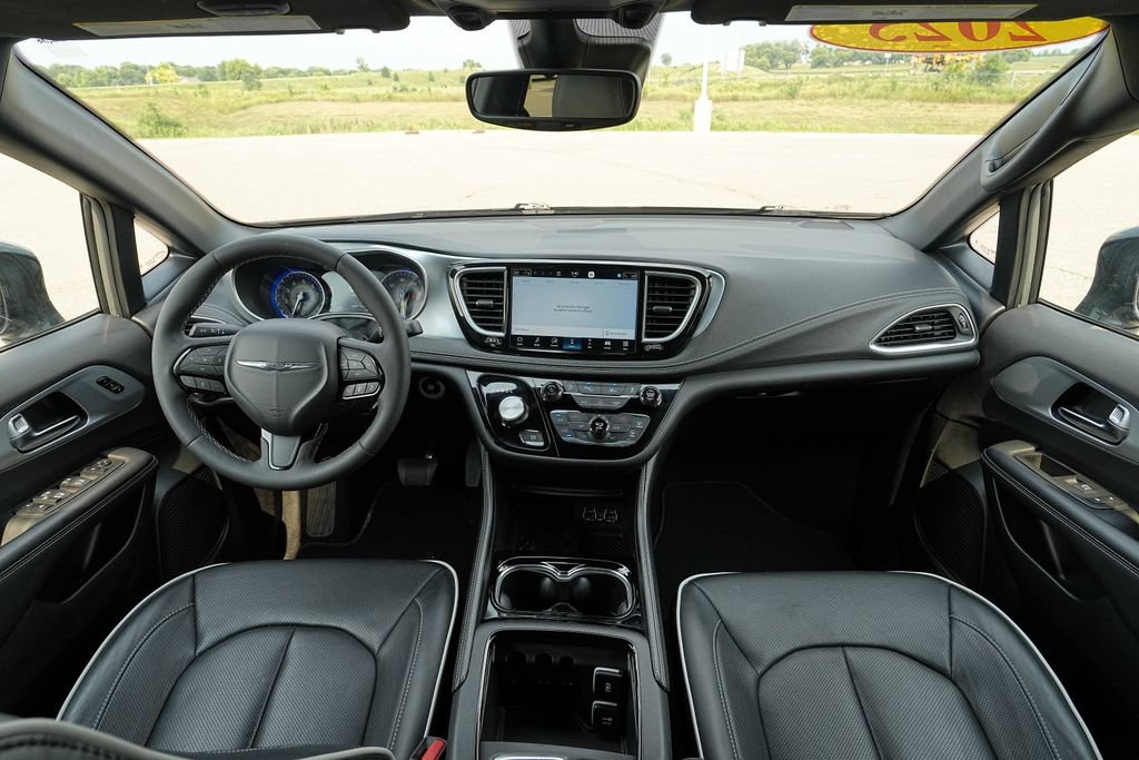 Used 2025 Chrysler Pacifica Limited FWD image 27