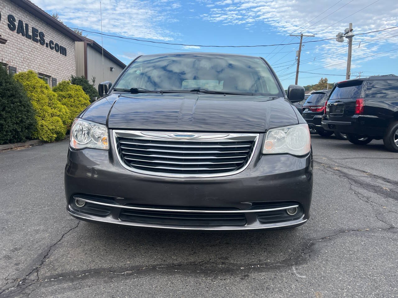 Used 2015 Chrysler Town & Country Touring FWD image 3