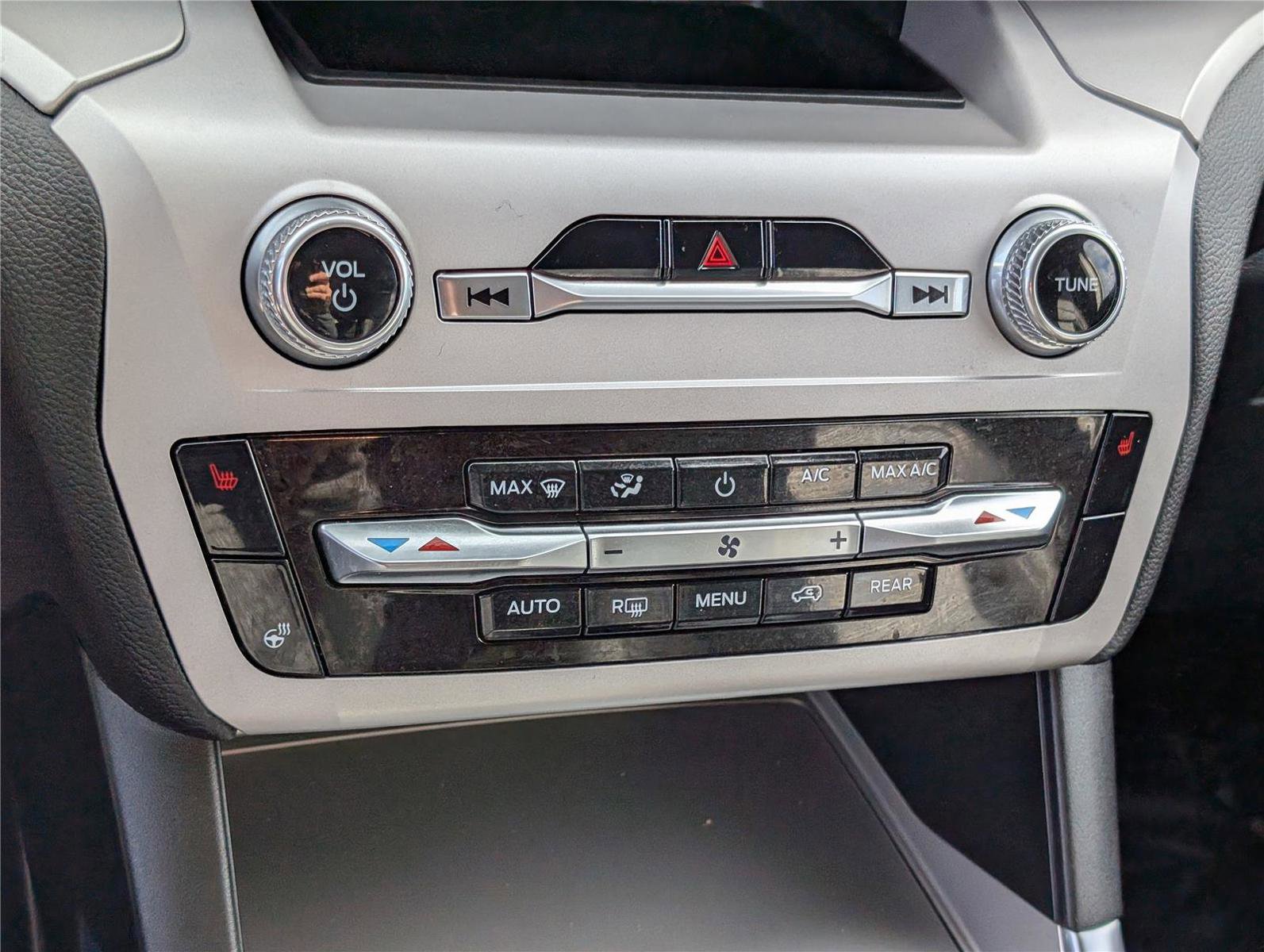 Used 2024 Ford Explorer XLT w/ Equipment Group 202A image 29