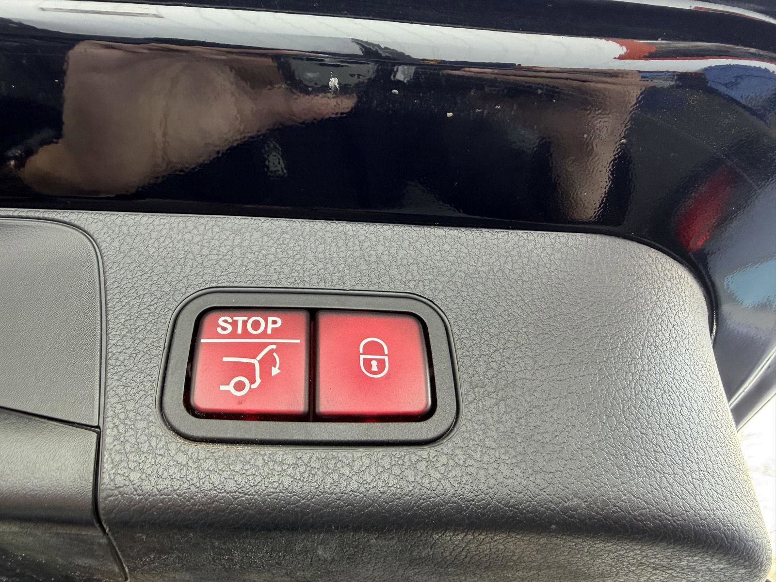 Used 2023 Mercedes-Benz GLB 250 4MATIC w/ Premium Package image 27