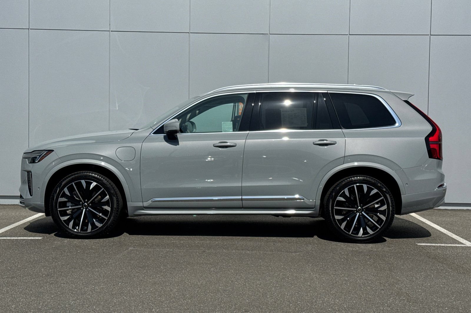 Certified 2026 Volvo XC90 T8 Ultra w/ Protection Package Premier AWD/4WD image 2