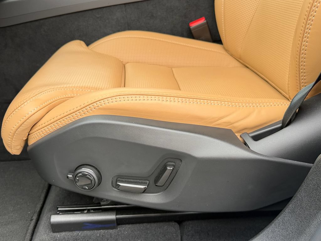 Certified 2025 Volvo XC60 T8 Ultra w/ Climate Package AWD/4WD image 17
