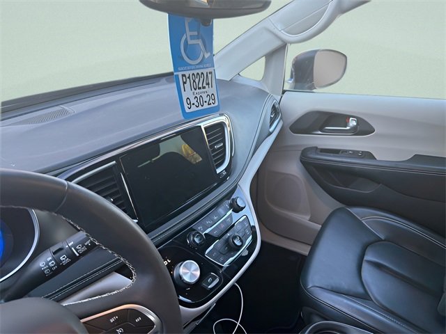 Used 2023 Chrysler Pacifica Touring-L image 5