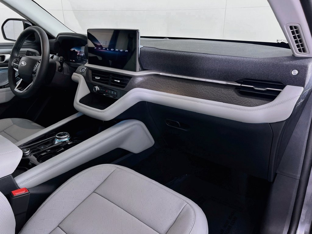 New 2026 Ford Explorer Platinum w/ LUX Leather Package AWD/4WD image 32