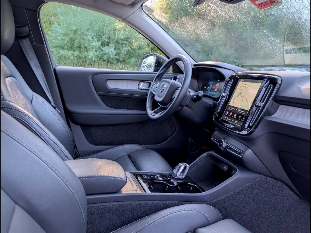 Certified 2026 Volvo XC40 B5 Plus AWD/4WD image 18