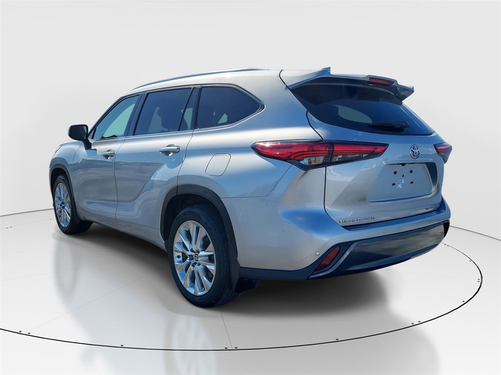 Used 2023 Toyota Highlander Limited image 4