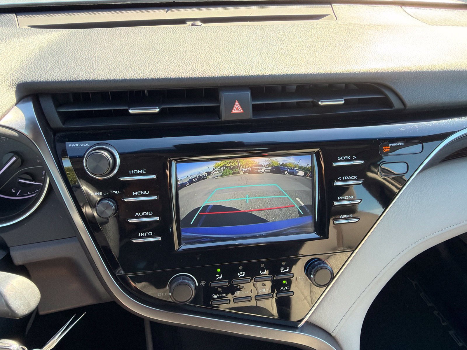 Used 2018 Toyota Camry LE FWD image 8