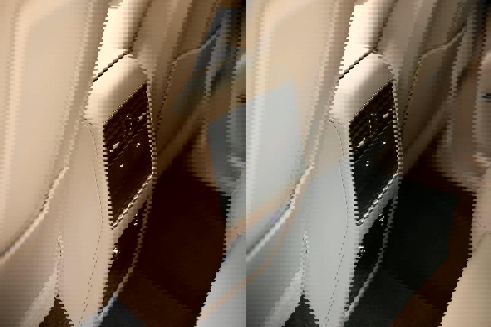 Certified 2022 Porsche Cayenne Platinum Edition image 24