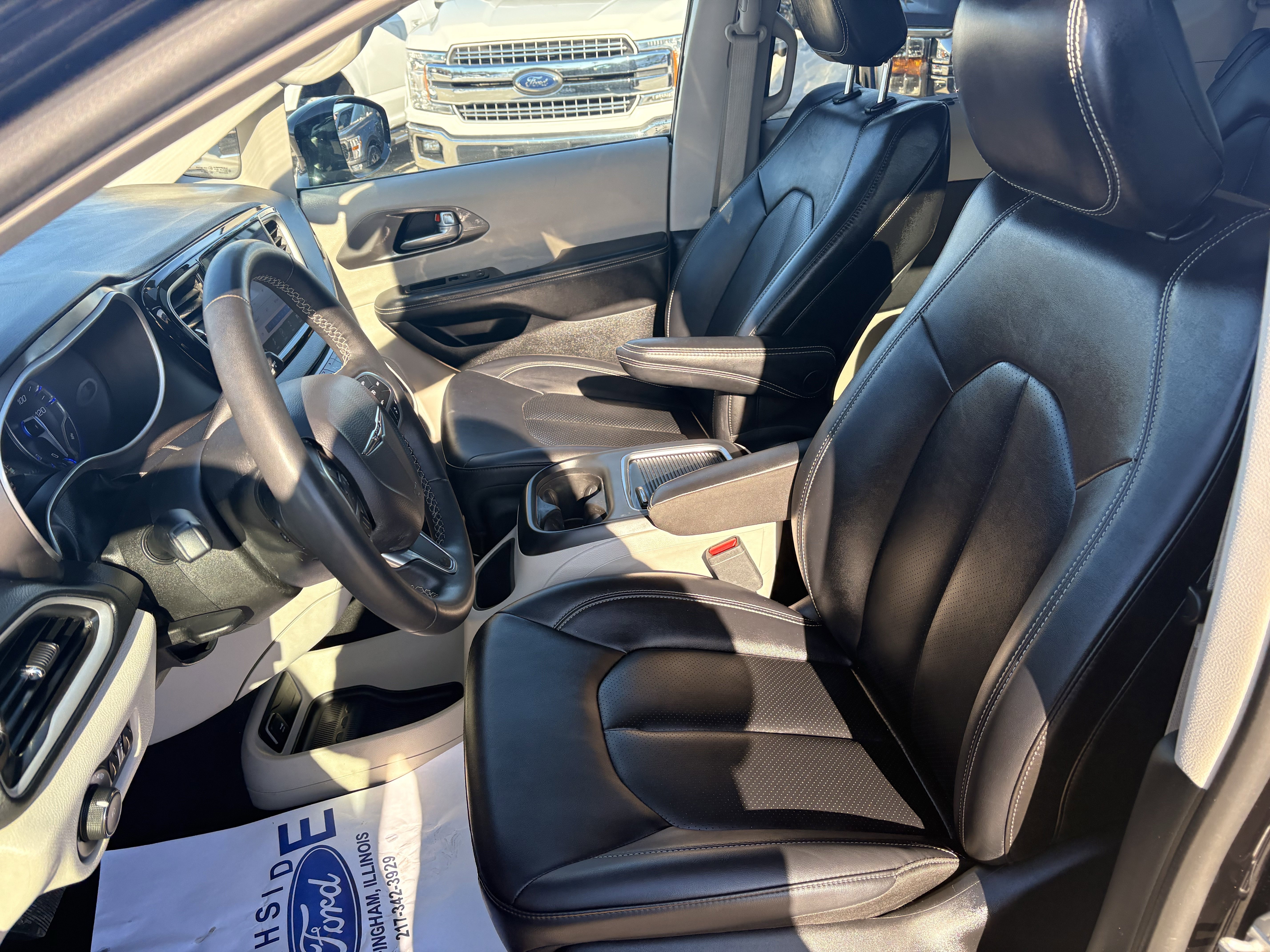 Used 2024 Chrysler Pacifica Touring-L image 13