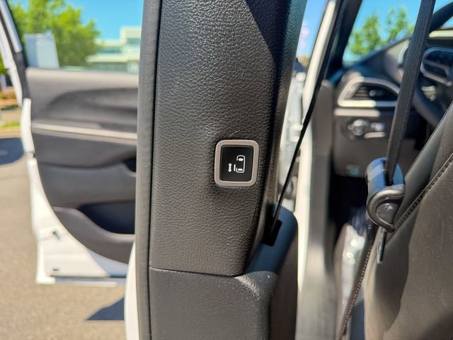Used 2025 Chrysler Pacifica Select FWD image 26