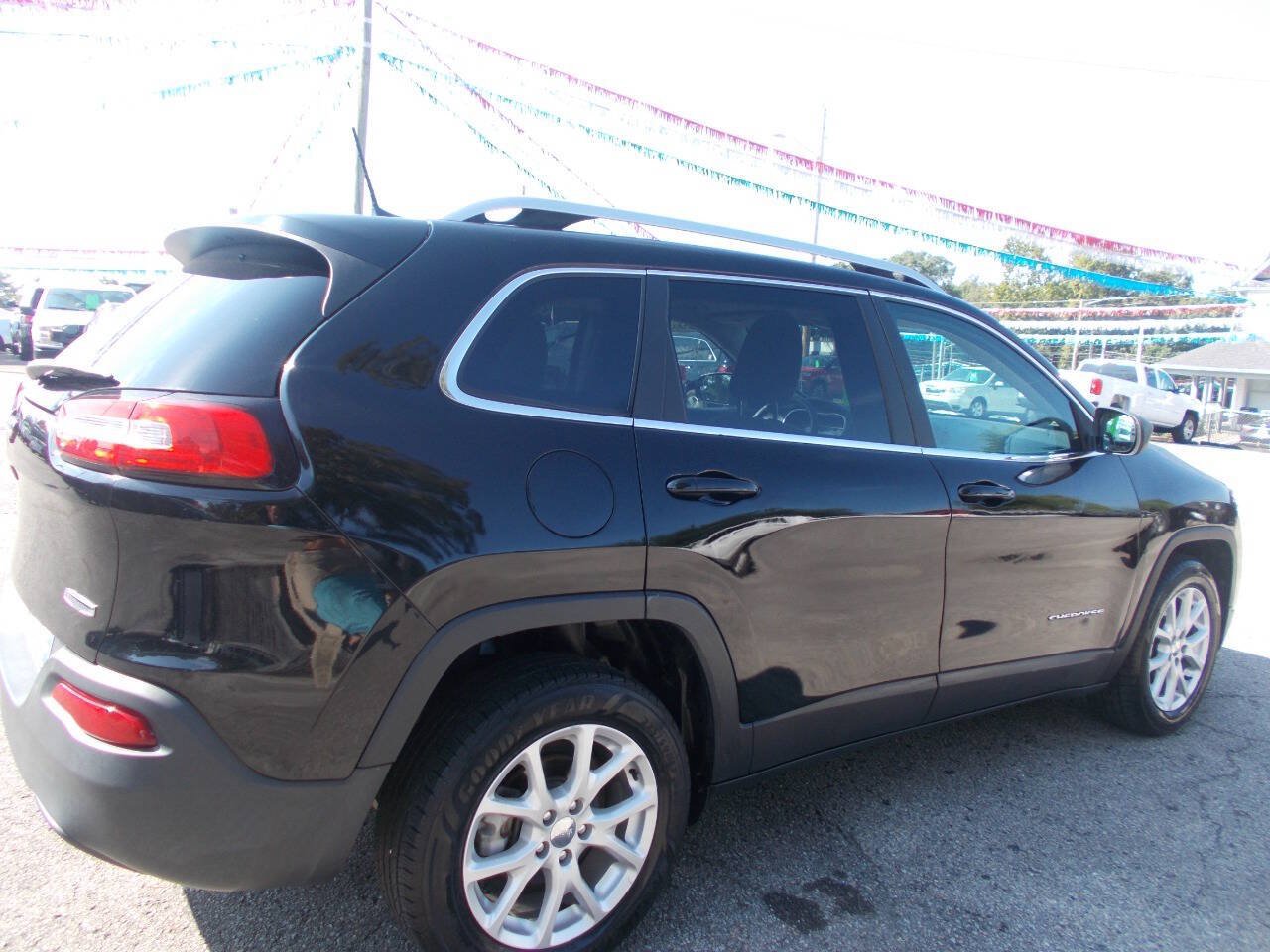 Used 2018 Jeep Cherokee Latitude FWD image 3