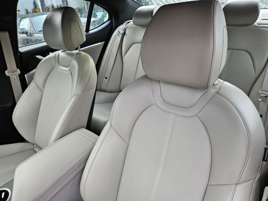 Used 2022 Genesis G70 2.0T image 12