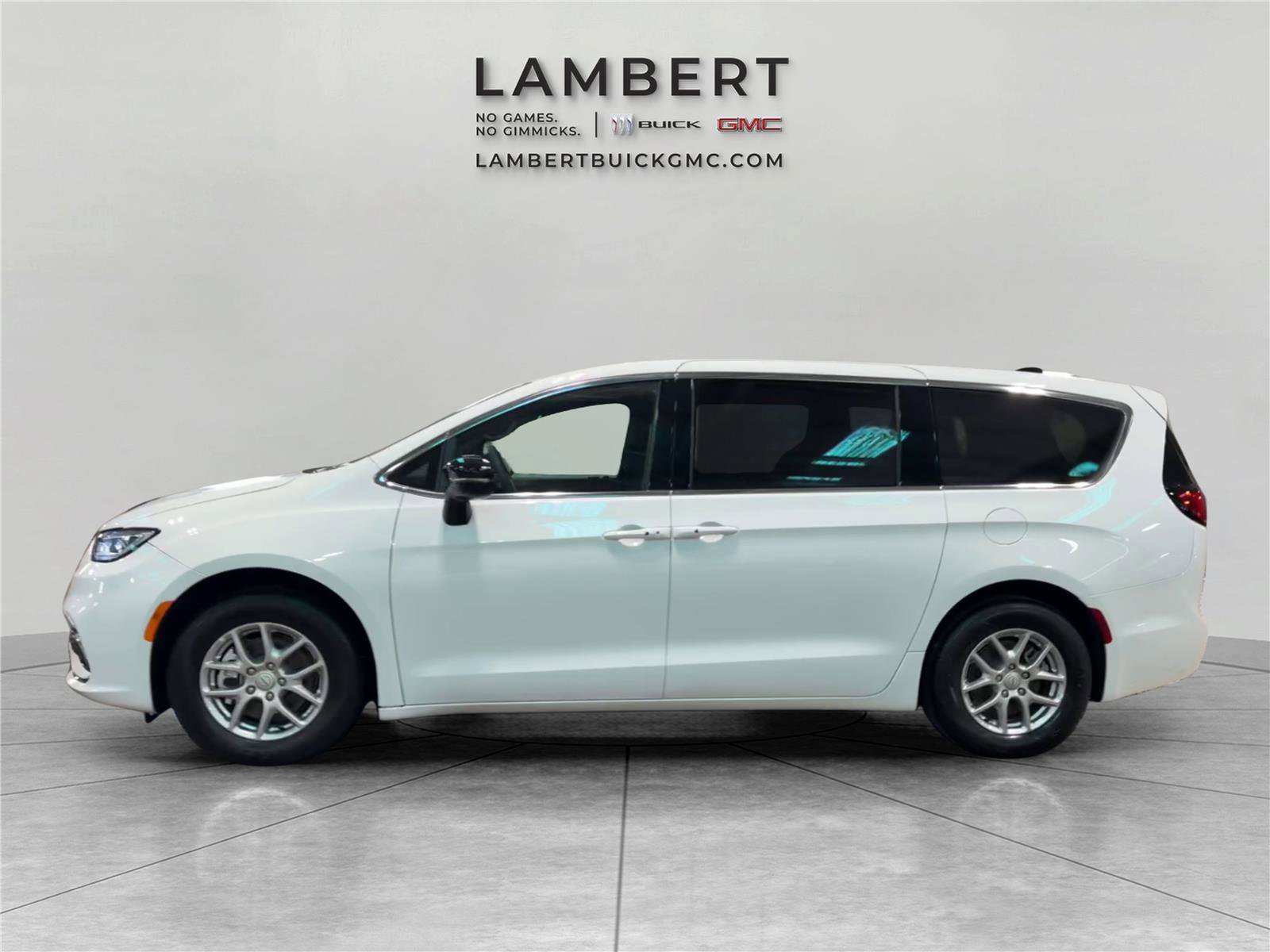 Used 2026 Chrysler Pacifica Select image 3
