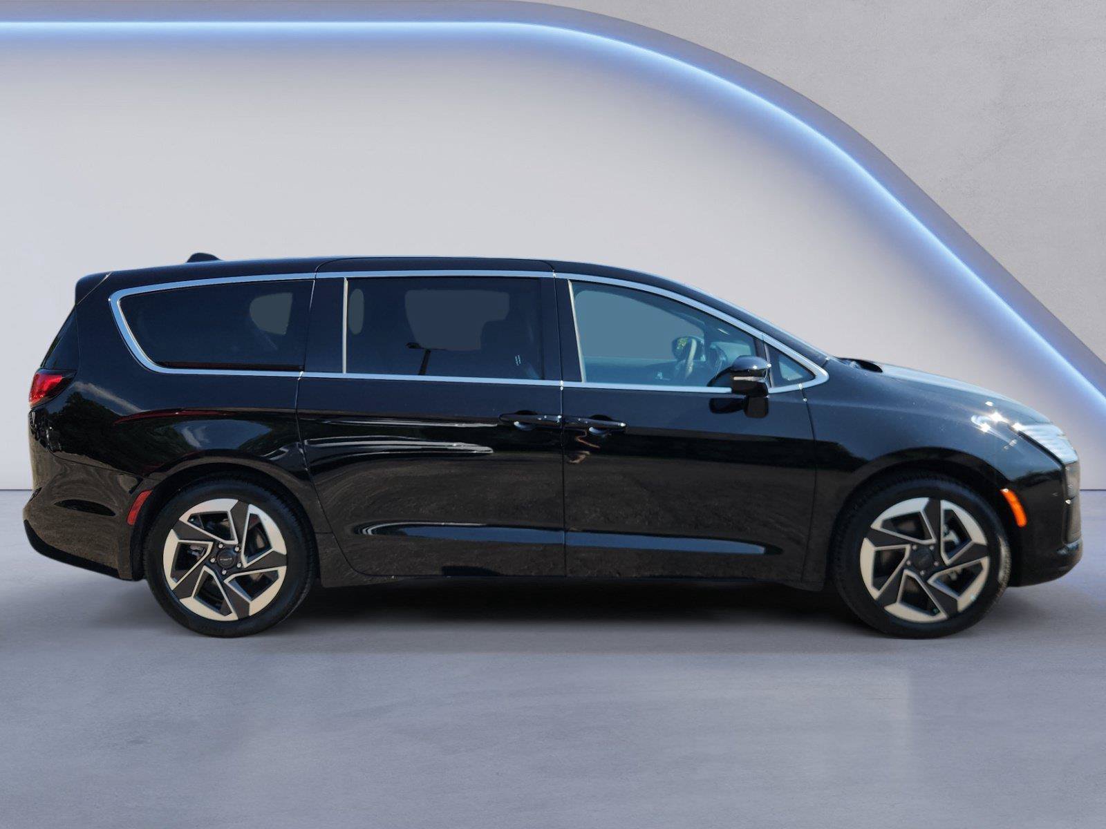 Used 2027 Chrysler Pacifica Limited FWD image 2